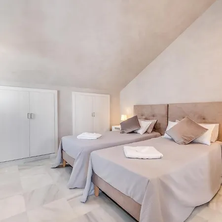 Luxury Townhouse Golden Mile בקתה